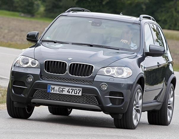 Die Karosserieretuschen an Front und Heck sind nur auf den zweiten Blick erkennbar. Dennoch wirkt der X5 nun attraktiver, zeitgemäßer. Foto: BMW/Auto-Reporter.NET